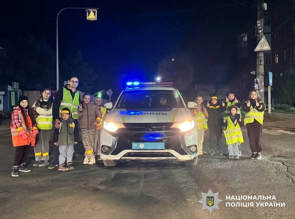 діти біля поліцейського автомобіля