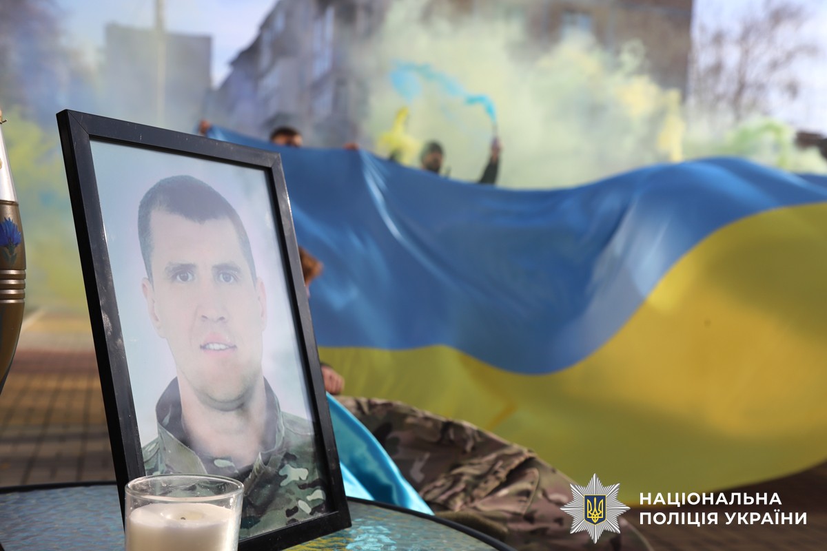 Напередодні Дня народження спецпризначенця учні ліцею № 33, де він навчався, рідні та колеги захисника зібралися, щоб віддати шану світлій пам’яті Героя. Хвилина мовчання, квіти біля меморіальної дошки в холі рідної школи, спогади, фото й відео — кожна деталь нагадувала про його мужність, шляхетність та незламний характер. Сьогодні мітинг-реквієм відбувся на Сабарівському кладовищі – на Алеї Слави, де похований Герой разом із своїми побратимами.

Майор поліції Богдан Щербань загинув у травні 2022 року в Запорізькій області під час ракетного обстрілу армією рф. Разом із побратимами він виконував бойові завдання у складі зведеного підрозділу Нацполіції «Сафарі». У 2014–2015 роках він брав участь в АТО, а в 22-му – у визволенні Ірпеня, Бучі й Гостомеля. Посмертно поліцейський нагороджений орденом «За мужність» III ступеня.

Богдан був щирою, справедливою людиною, відданим своєму обов’язку правоохоронцем, люблячим чоловіком і батьком. Він обожнював спорт і свою родину. У нього залишилися син Володимир та донька Еліна.

Кожен Герой – це цілий світ і, коли цей світ руйнується, він продовжує жити у нашій пам'яті, вдячності та в словах «не забудемо», бо пам'ять — це наша зброя проти забуття. Спецпризначинець назавжди у строю «небесного війська». Його життя — це подвиг, а найвища ціна, яку він заплатив за свободу України, — це наша вічна скорбота та незламна віра у Перемогу, яку він наближав.