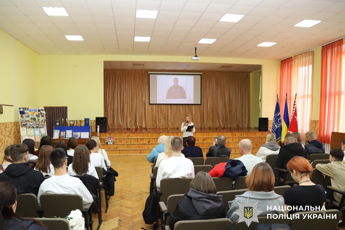 Напередодні Дня народження спецпризначенця учні ліцею № 33, де він навчався, рідні та колеги захисника зібралися, щоб віддати шану світлій пам’яті Героя. Хвилина мовчання, квіти біля меморіальної дошки в холі рідної школи, спогади, фото й відео — кожна деталь нагадувала про його мужність, шляхетність та незламний характер. Сьогодні мітинг-реквієм відбувся на Сабарівському кладовищі – на Алеї Слави, де похований Герой разом із своїми побратимами.

Майор поліції Богдан Щербань загинув у травні 2022 року в Запорізькій області під час ракетного обстрілу армією рф. Разом із побратимами він виконував бойові завдання у складі зведеного підрозділу Нацполіції «Сафарі». У 2014–2015 роках він брав участь в АТО, а в 22-му – у визволенні Ірпеня, Бучі й Гостомеля. Посмертно поліцейський нагороджений орденом «За мужність» III ступеня.

Богдан був щирою, справедливою людиною, відданим своєму обов’язку правоохоронцем, люблячим чоловіком і батьком. Він обожнював спорт і свою родину. У нього залишилися син Володимир та донька Еліна.

Кожен Герой – це цілий світ і, коли цей світ руйнується, він продовжує жити у нашій пам'яті, вдячності та в словах «не забудемо», бо пам'ять — це наша зброя проти забуття. Спецпризначинець назавжди у строю «небесного війська». Його життя — це подвиг, а найвища ціна, яку він заплатив за свободу України, — це наша вічна скорбота та незламна віра у Перемогу, яку він наближав.