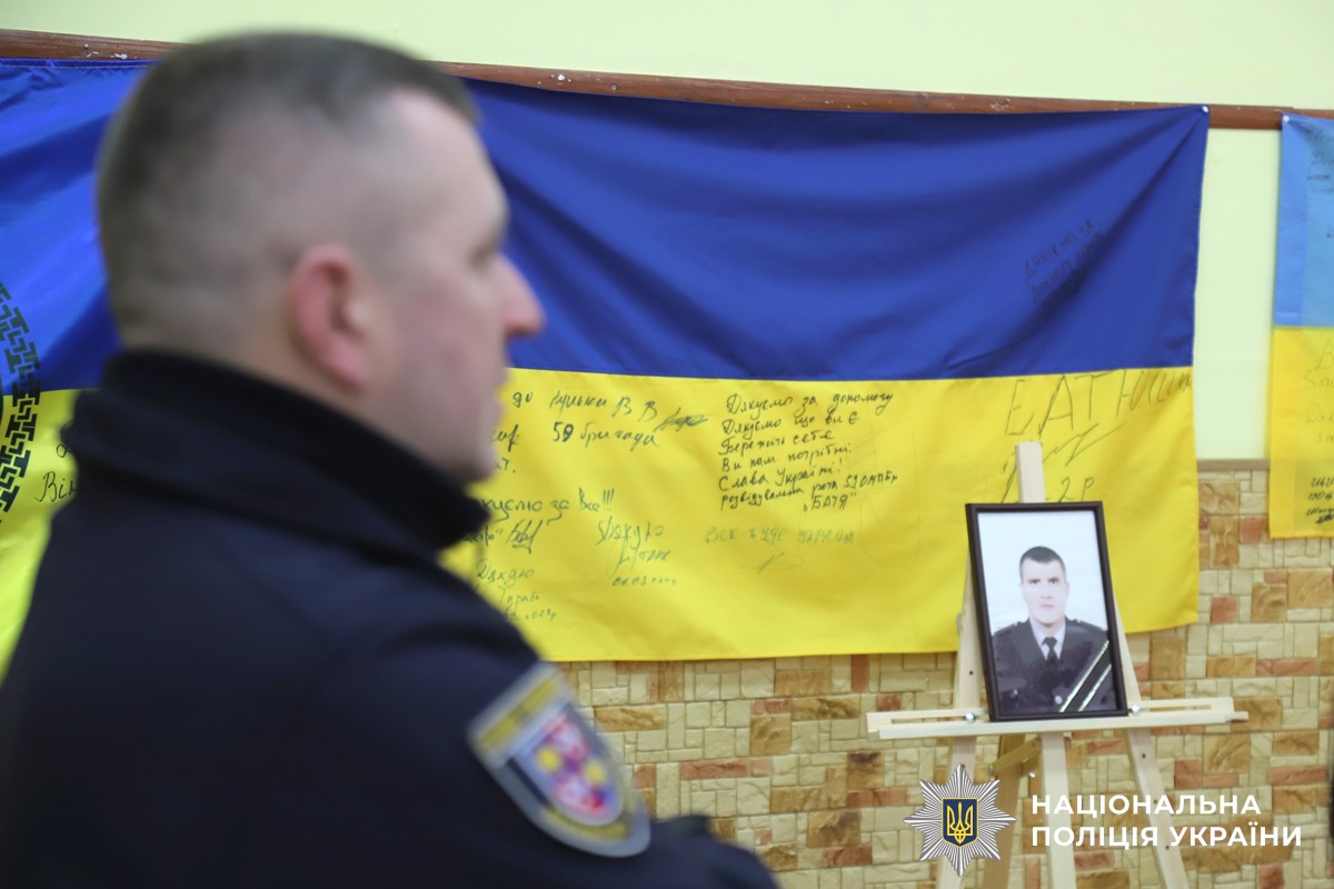 Напередодні Дня народження спецпризначенця учні ліцею № 33, де він навчався, рідні та колеги захисника зібралися, щоб віддати шану світлій пам’яті Героя. Хвилина мовчання, квіти біля меморіальної дошки в холі рідної школи, спогади, фото й відео — кожна деталь нагадувала про його мужність, шляхетність та незламний характер. Сьогодні мітинг-реквієм відбувся на Сабарівському кладовищі – на Алеї Слави, де похований Герой разом із своїми побратимами.

Майор поліції Богдан Щербань загинув у травні 2022 року в Запорізькій області під час ракетного обстрілу армією рф. Разом із побратимами він виконував бойові завдання у складі зведеного підрозділу Нацполіції «Сафарі». У 2014–2015 роках він брав участь в АТО, а в 22-му – у визволенні Ірпеня, Бучі й Гостомеля. Посмертно поліцейський нагороджений орденом «За мужність» III ступеня.

Богдан був щирою, справедливою людиною, відданим своєму обов’язку правоохоронцем, люблячим чоловіком і батьком. Він обожнював спорт і свою родину. У нього залишилися син Володимир та донька Еліна.

Кожен Герой – це цілий світ і, коли цей світ руйнується, він продовжує жити у нашій пам'яті, вдячності та в словах «не забудемо», бо пам'ять — це наша зброя проти забуття. Спецпризначинець назавжди у строю «небесного війська». Його життя — це подвиг, а найвища ціна, яку він заплатив за свободу України, — це наша вічна скорбота та незламна віра у Перемогу, яку він наближав.