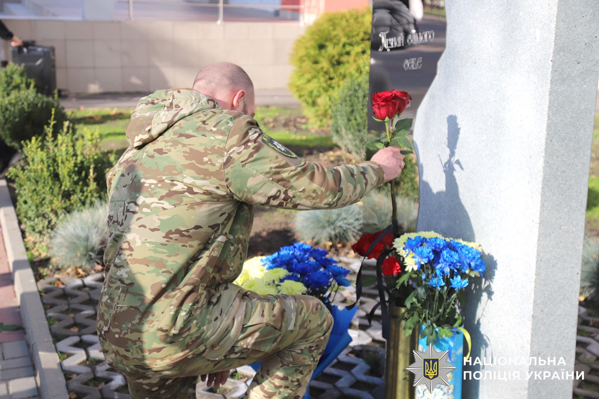 Напередодні Дня народження спецпризначенця учні ліцею № 33, де він навчався, рідні та колеги захисника зібралися, щоб віддати шану світлій пам’яті Героя. Хвилина мовчання, квіти біля меморіальної дошки в холі рідної школи, спогади, фото й відео — кожна деталь нагадувала про його мужність, шляхетність та незламний характер. Сьогодні мітинг-реквієм відбувся на Сабарівському кладовищі – на Алеї Слави, де похований Герой разом із своїми побратимами.

Майор поліції Богдан Щербань загинув у травні 2022 року в Запорізькій області під час ракетного обстрілу армією рф. Разом із побратимами він виконував бойові завдання у складі зведеного підрозділу Нацполіції «Сафарі». У 2014–2015 роках він брав участь в АТО, а в 22-му – у визволенні Ірпеня, Бучі й Гостомеля. Посмертно поліцейський нагороджений орденом «За мужність» III ступеня.

Богдан був щирою, справедливою людиною, відданим своєму обов’язку правоохоронцем, люблячим чоловіком і батьком. Він обожнював спорт і свою родину. У нього залишилися син Володимир та донька Еліна.

Кожен Герой – це цілий світ і, коли цей світ руйнується, він продовжує жити у нашій пам'яті, вдячності та в словах «не забудемо», бо пам'ять — це наша зброя проти забуття. Спецпризначинець назавжди у строю «небесного війська». Його життя — це подвиг, а найвища ціна, яку він заплатив за свободу України, — це наша вічна скорбота та незламна віра у Перемогу, яку він наближав.