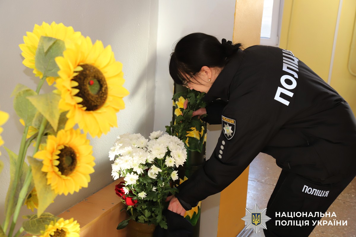 Напередодні Дня народження спецпризначенця учні ліцею № 33, де він навчався, рідні та колеги захисника зібралися, щоб віддати шану світлій пам’яті Героя. Хвилина мовчання, квіти біля меморіальної дошки в холі рідної школи, спогади, фото й відео — кожна деталь нагадувала про його мужність, шляхетність та незламний характер. Сьогодні мітинг-реквієм відбувся на Сабарівському кладовищі – на Алеї Слави, де похований Герой разом із своїми побратимами.

Майор поліції Богдан Щербань загинув у травні 2022 року в Запорізькій області під час ракетного обстрілу армією рф. Разом із побратимами він виконував бойові завдання у складі зведеного підрозділу Нацполіції «Сафарі». У 2014–2015 роках він брав участь в АТО, а в 22-му – у визволенні Ірпеня, Бучі й Гостомеля. Посмертно поліцейський нагороджений орденом «За мужність» III ступеня.

Богдан був щирою, справедливою людиною, відданим своєму обов’язку правоохоронцем, люблячим чоловіком і батьком. Він обожнював спорт і свою родину. У нього залишилися син Володимир та донька Еліна.

Кожен Герой – це цілий світ і, коли цей світ руйнується, він продовжує жити у нашій пам'яті, вдячності та в словах «не забудемо», бо пам'ять — це наша зброя проти забуття. Спецпризначинець назавжди у строю «небесного війська». Його життя — це подвиг, а найвища ціна, яку він заплатив за свободу України, — це наша вічна скорбота та незламна віра у Перемогу, яку він наближав.