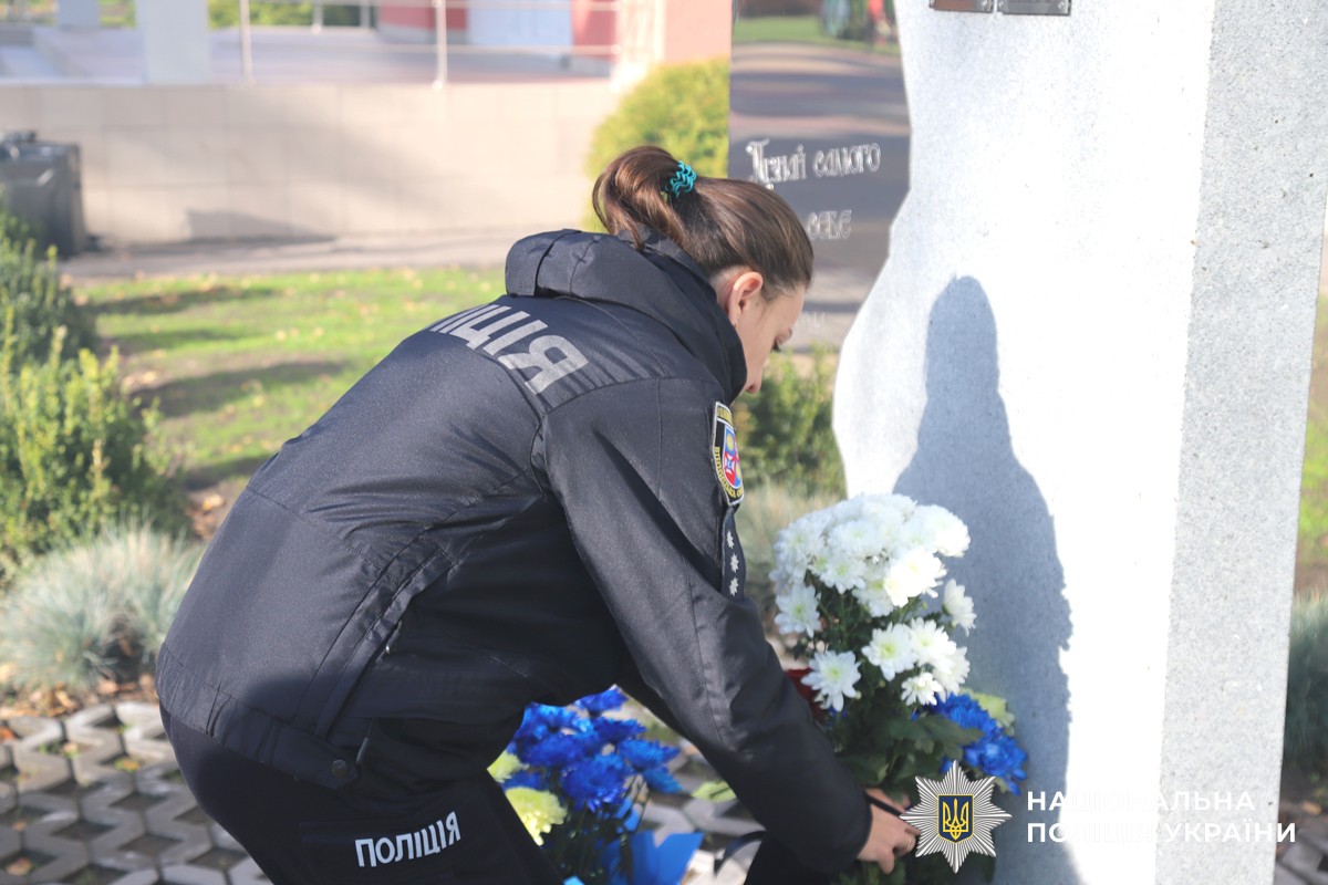 Напередодні Дня народження спецпризначенця учні ліцею № 33, де він навчався, рідні та колеги захисника зібралися, щоб віддати шану світлій пам’яті Героя. Хвилина мовчання, квіти біля меморіальної дошки в холі рідної школи, спогади, фото й відео — кожна деталь нагадувала про його мужність, шляхетність та незламний характер. Сьогодні мітинг-реквієм відбувся на Сабарівському кладовищі – на Алеї Слави, де похований Герой разом із своїми побратимами.

Майор поліції Богдан Щербань загинув у травні 2022 року в Запорізькій області під час ракетного обстрілу армією рф. Разом із побратимами він виконував бойові завдання у складі зведеного підрозділу Нацполіції «Сафарі». У 2014–2015 роках він брав участь в АТО, а в 22-му – у визволенні Ірпеня, Бучі й Гостомеля. Посмертно поліцейський нагороджений орденом «За мужність» III ступеня.

Богдан був щирою, справедливою людиною, відданим своєму обов’язку правоохоронцем, люблячим чоловіком і батьком. Він обожнював спорт і свою родину. У нього залишилися син Володимир та донька Еліна.

Кожен Герой – це цілий світ і, коли цей світ руйнується, він продовжує жити у нашій пам'яті, вдячності та в словах «не забудемо», бо пам'ять — це наша зброя проти забуття. Спецпризначинець назавжди у строю «небесного війська». Його життя — це подвиг, а найвища ціна, яку він заплатив за свободу України, — це наша вічна скорбота та незламна віра у Перемогу, яку він наближав.