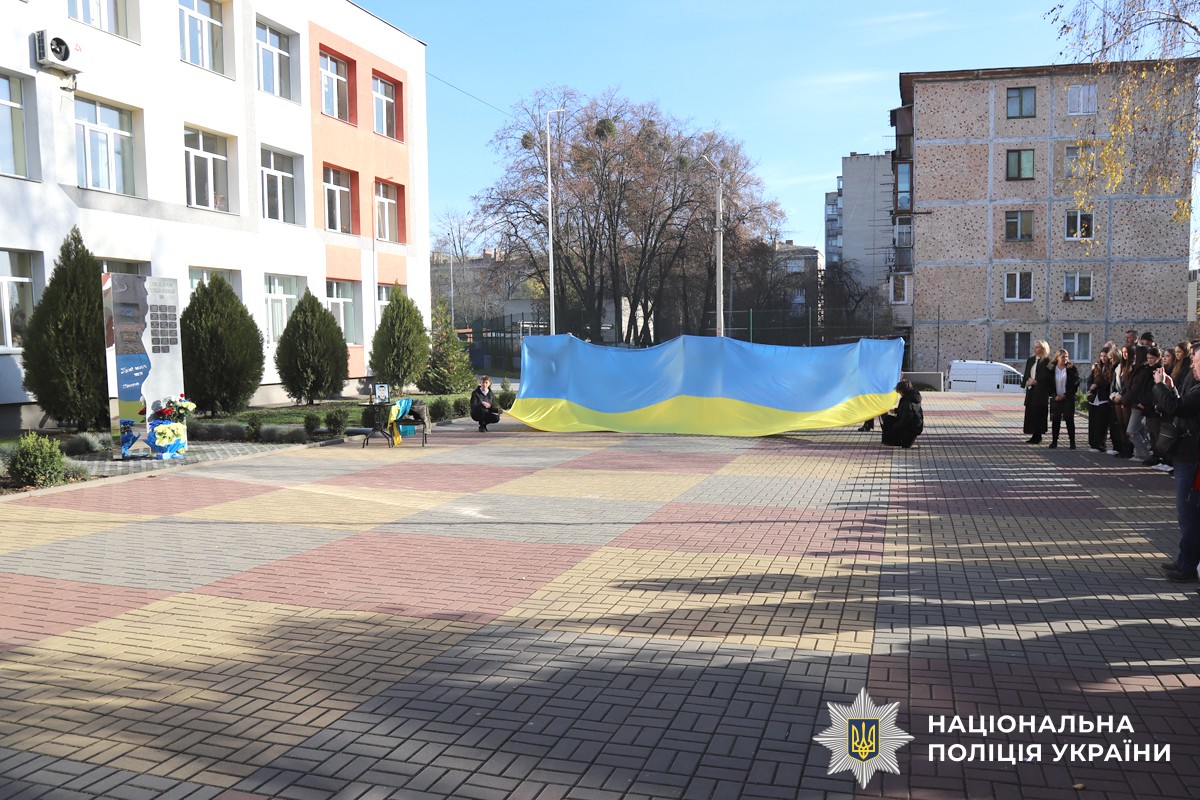 Напередодні Дня народження спецпризначенця учні ліцею № 33, де він навчався, рідні та колеги захисника зібралися, щоб віддати шану світлій пам’яті Героя. Хвилина мовчання, квіти біля меморіальної дошки в холі рідної школи, спогади, фото й відео — кожна деталь нагадувала про його мужність, шляхетність та незламний характер. Сьогодні мітинг-реквієм відбувся на Сабарівському кладовищі – на Алеї Слави, де похований Герой разом із своїми побратимами.

Майор поліції Богдан Щербань загинув у травні 2022 року в Запорізькій області під час ракетного обстрілу армією рф. Разом із побратимами він виконував бойові завдання у складі зведеного підрозділу Нацполіції «Сафарі». У 2014–2015 роках він брав участь в АТО, а в 22-му – у визволенні Ірпеня, Бучі й Гостомеля. Посмертно поліцейський нагороджений орденом «За мужність» III ступеня.

Богдан був щирою, справедливою людиною, відданим своєму обов’язку правоохоронцем, люблячим чоловіком і батьком. Він обожнював спорт і свою родину. У нього залишилися син Володимир та донька Еліна.

Кожен Герой – це цілий світ і, коли цей світ руйнується, він продовжує жити у нашій пам'яті, вдячності та в словах «не забудемо», бо пам'ять — це наша зброя проти забуття. Спецпризначинець назавжди у строю «небесного війська». Його життя — це подвиг, а найвища ціна, яку він заплатив за свободу України, — це наша вічна скорбота та незламна віра у Перемогу, яку він наближав.
