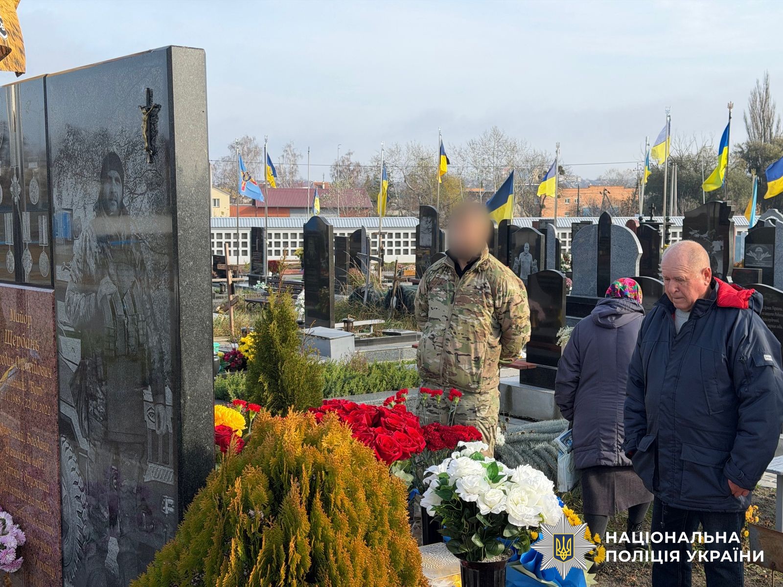 Напередодні Дня народження спецпризначенця учні ліцею № 33, де він навчався, рідні та колеги захисника зібралися, щоб віддати шану світлій пам’яті Героя. Хвилина мовчання, квіти біля меморіальної дошки в холі рідної школи, спогади, фото й відео — кожна деталь нагадувала про його мужність, шляхетність та незламний характер. Сьогодні мітинг-реквієм відбувся на Сабарівському кладовищі – на Алеї Слави, де похований Герой разом із своїми побратимами.

Майор поліції Богдан Щербань загинув у травні 2022 року в Запорізькій області під час ракетного обстрілу армією рф. Разом із побратимами він виконував бойові завдання у складі зведеного підрозділу Нацполіції «Сафарі». У 2014–2015 роках він брав участь в АТО, а в 22-му – у визволенні Ірпеня, Бучі й Гостомеля. Посмертно поліцейський нагороджений орденом «За мужність» III ступеня.

Богдан був щирою, справедливою людиною, відданим своєму обов’язку правоохоронцем, люблячим чоловіком і батьком. Він обожнював спорт і свою родину. У нього залишилися син Володимир та донька Еліна.

Кожен Герой – це цілий світ і, коли цей світ руйнується, він продовжує жити у нашій пам'яті, вдячності та в словах «не забудемо», бо пам'ять — це наша зброя проти забуття. Спецпризначинець назавжди у строю «небесного війська». Його життя — це подвиг, а найвища ціна, яку він заплатив за свободу України, — це наша вічна скорбота та незламна віра у Перемогу, яку він наближав.