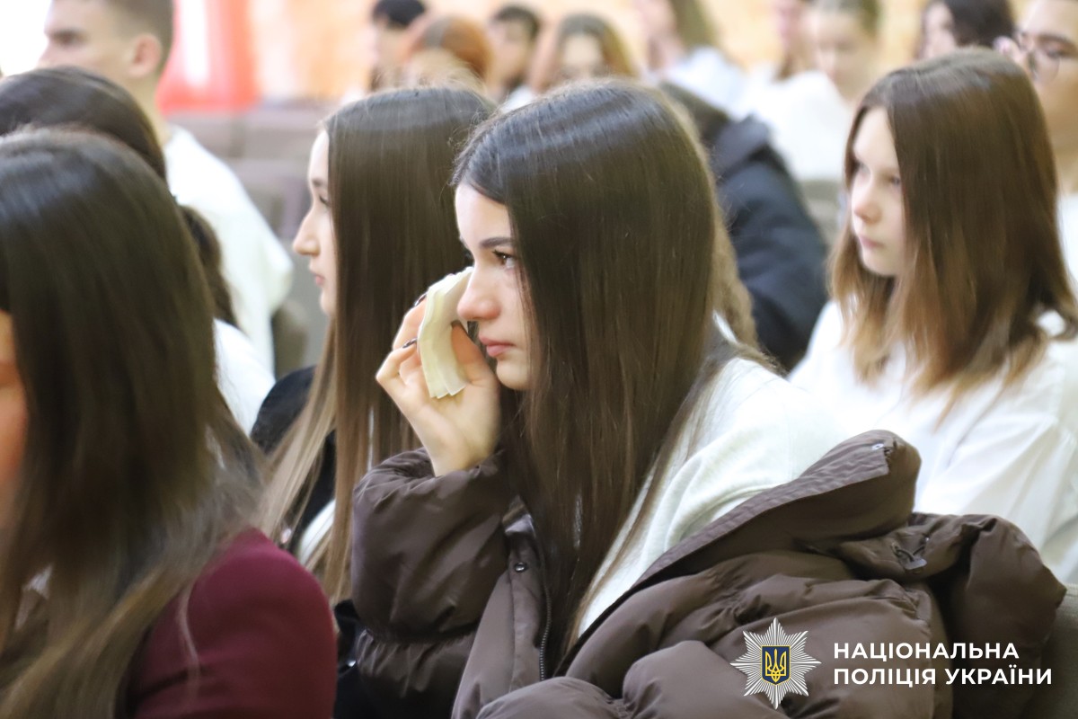 Напередодні Дня народження спецпризначенця учні ліцею № 33, де він навчався, рідні та колеги захисника зібралися, щоб віддати шану світлій пам’яті Героя. Хвилина мовчання, квіти біля меморіальної дошки в холі рідної школи, спогади, фото й відео — кожна деталь нагадувала про його мужність, шляхетність та незламний характер. Сьогодні мітинг-реквієм відбувся на Сабарівському кладовищі – на Алеї Слави, де похований Герой разом із своїми побратимами.

Майор поліції Богдан Щербань загинув у травні 2022 року в Запорізькій області під час ракетного обстрілу армією рф. Разом із побратимами він виконував бойові завдання у складі зведеного підрозділу Нацполіції «Сафарі». У 2014–2015 роках він брав участь в АТО, а в 22-му – у визволенні Ірпеня, Бучі й Гостомеля. Посмертно поліцейський нагороджений орденом «За мужність» III ступеня.

Богдан був щирою, справедливою людиною, відданим своєму обов’язку правоохоронцем, люблячим чоловіком і батьком. Він обожнював спорт і свою родину. У нього залишилися син Володимир та донька Еліна.

Кожен Герой – це цілий світ і, коли цей світ руйнується, він продовжує жити у нашій пам'яті, вдячності та в словах «не забудемо», бо пам'ять — це наша зброя проти забуття. Спецпризначинець назавжди у строю «небесного війська». Його життя — це подвиг, а найвища ціна, яку він заплатив за свободу України, — це наша вічна скорбота та незламна віра у Перемогу, яку він наближав.