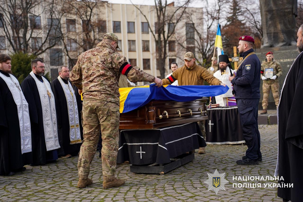 Прощання із загиблим поліцейським Юрієм Василиженком в Ужгороді.