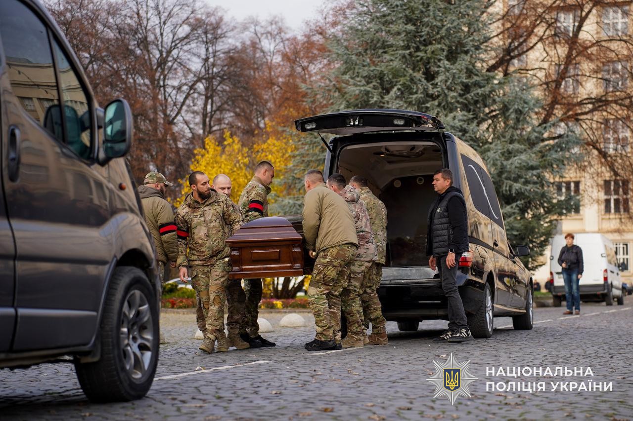 Прощання із загиблим поліцейським Юрієм Василиженком в Ужгороді.