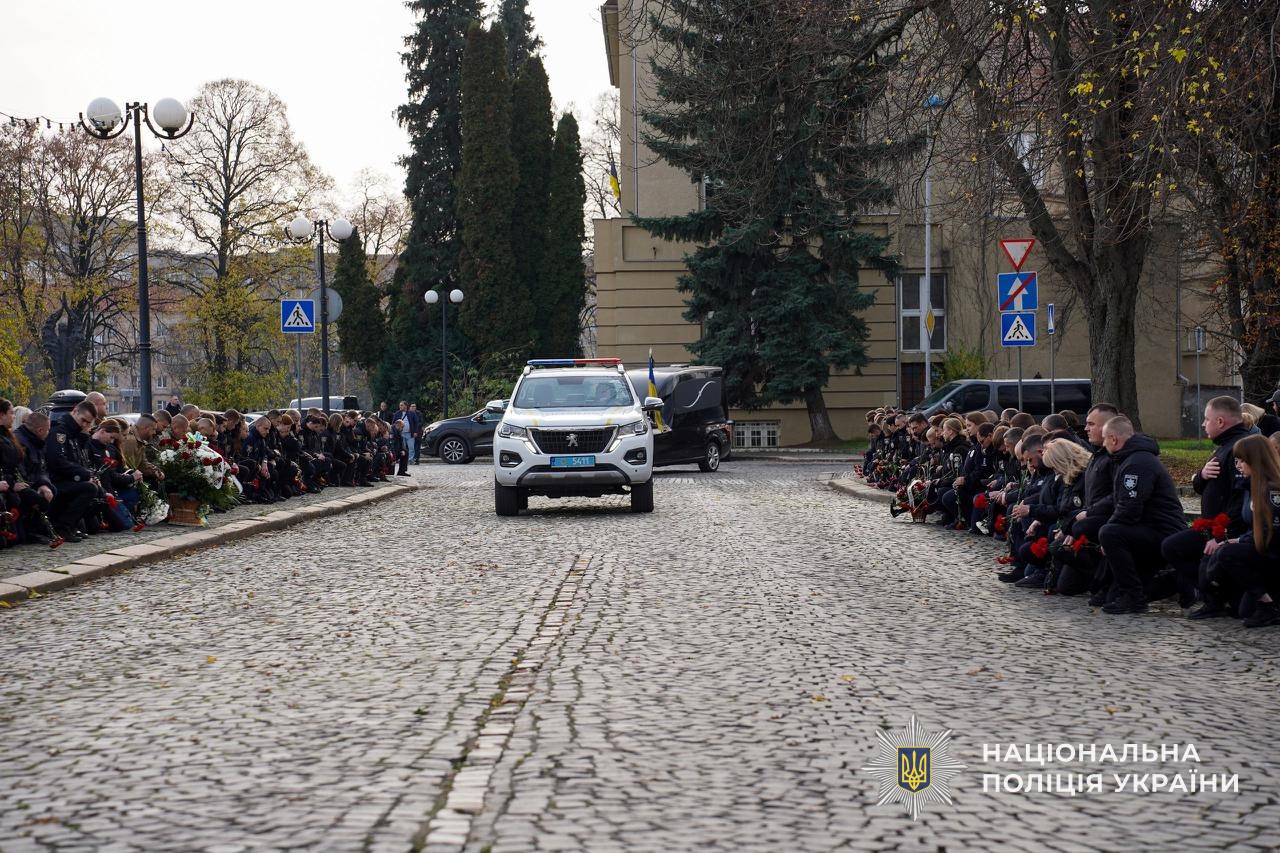 Прощання із загиблим поліцейським Юрієм Василиженком в Ужгороді.