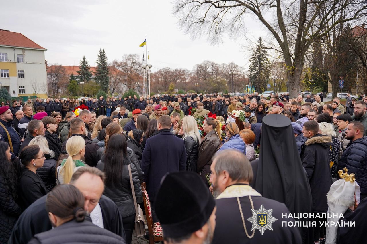Прощання із загиблим поліцейським Юрієм Василиженком в Ужгороді.