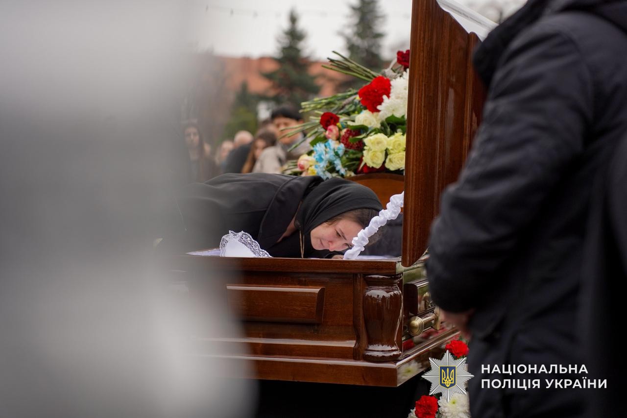 Прощання із загиблим поліцейським Юрієм Василиженком в Ужгороді.