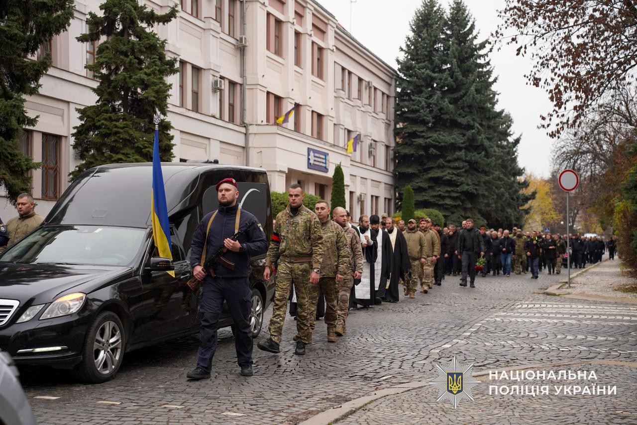Прощання із загиблим поліцейським Юрієм Василиженком в Ужгороді.