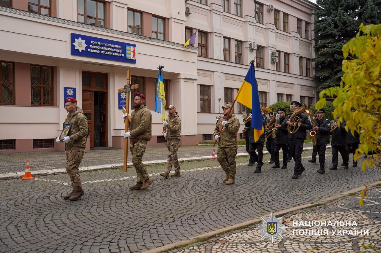 Прощання із загиблим поліцейським Юрієм Василиженком в Ужгороді.