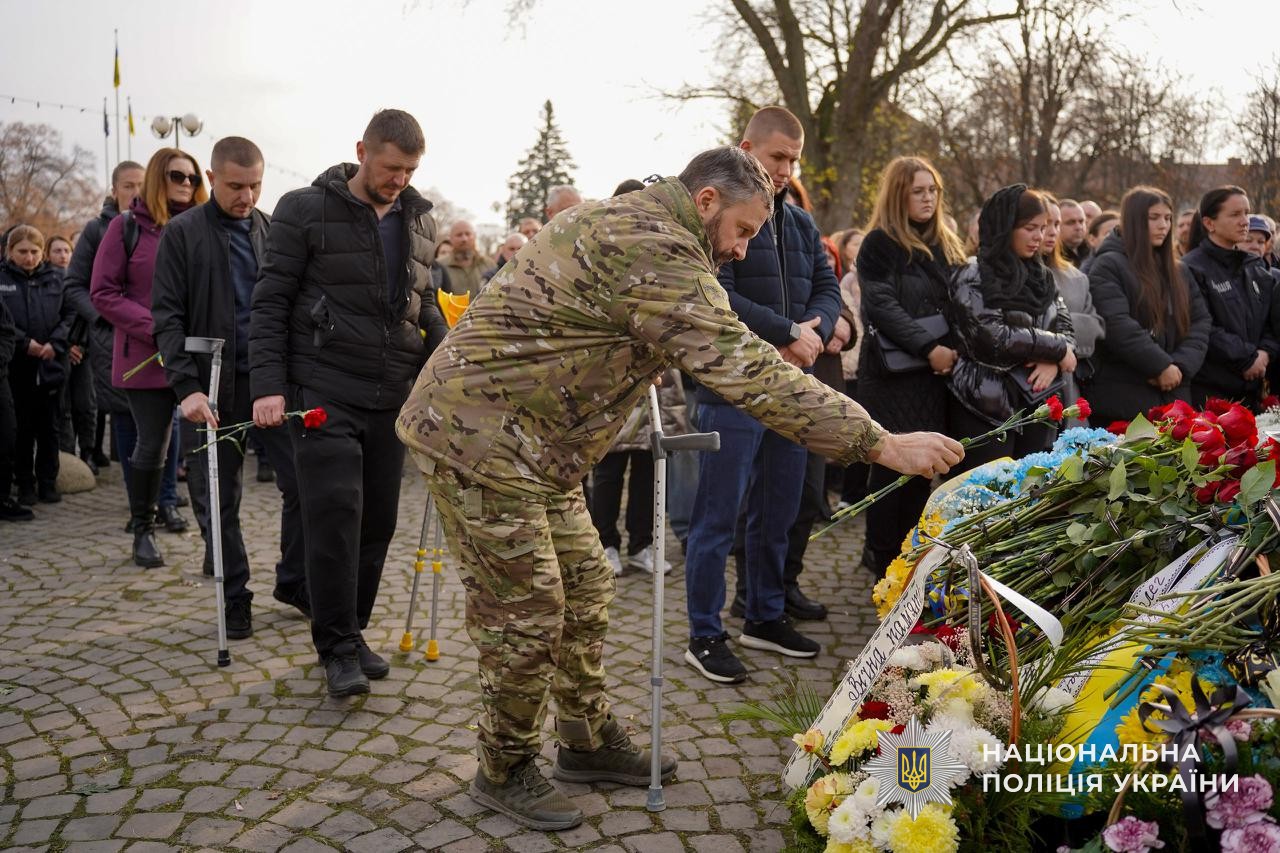 Прощання із загиблим поліцейським Юрієм Василиженком в Ужгороді.