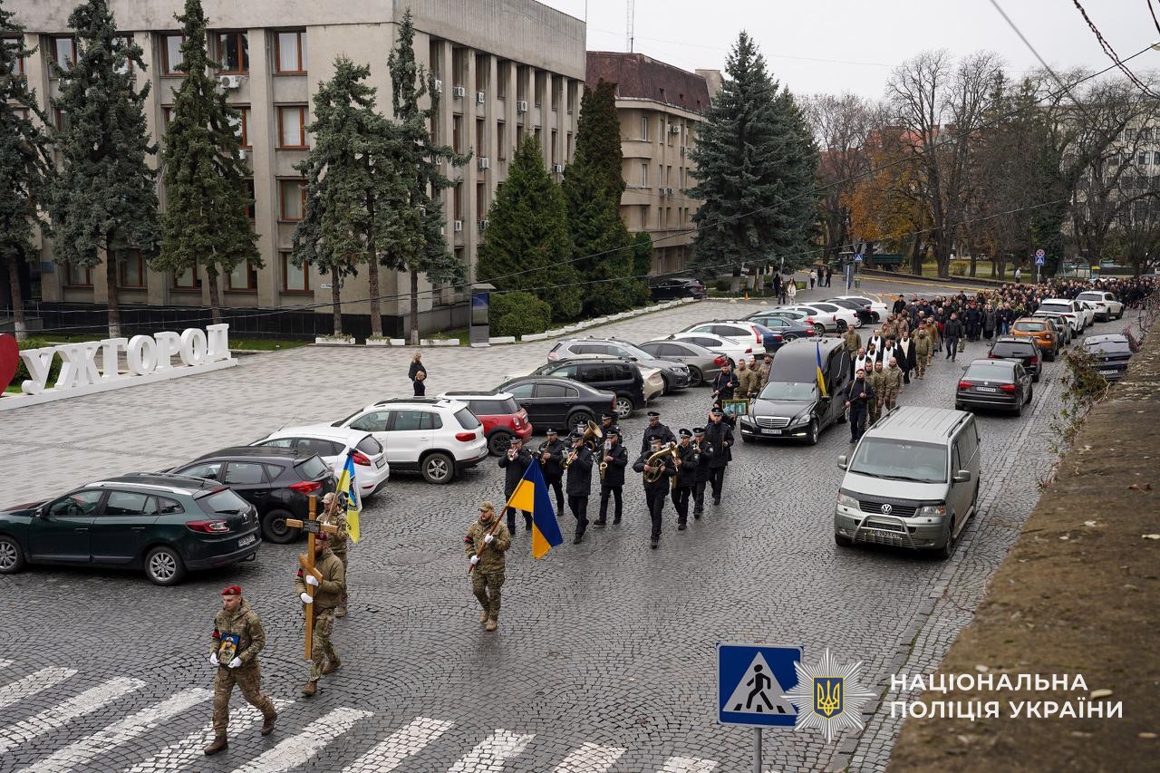 Прощання із загиблим поліцейським Юрієм Василиженком в Ужгороді.