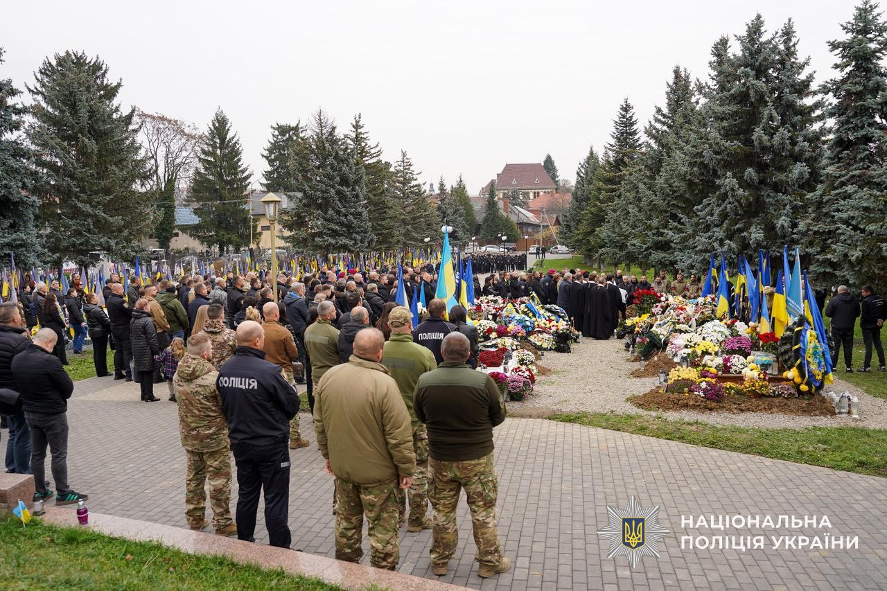 Прощання із загиблим поліцейським Юрієм Василиженком в Ужгороді.
