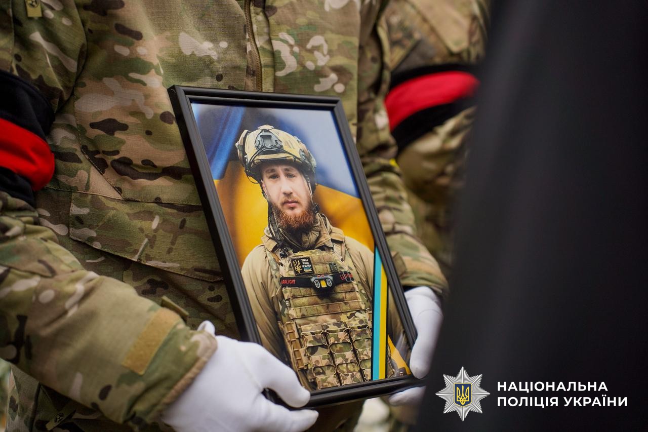 Портрет покійного Героя - поліцейського Юрія Василиженка