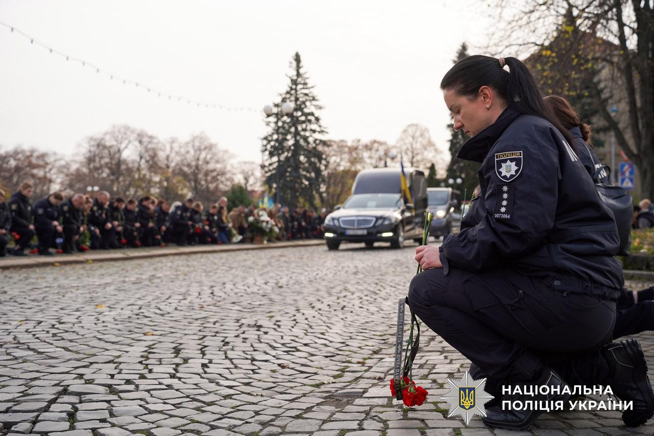 Прощання із загиблим поліцейським Юрієм Василиженком в Ужгороді.
