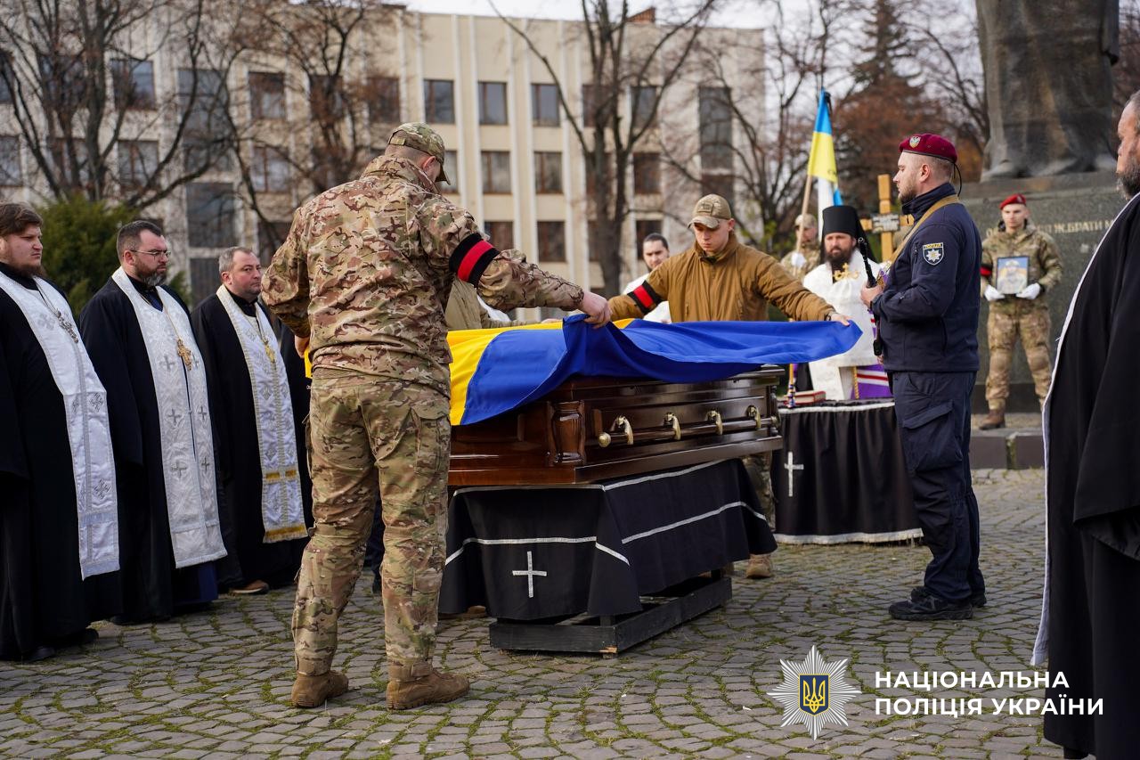 Прощання із загиблим поліцейським Юрієм Василиженком в Ужгороді.