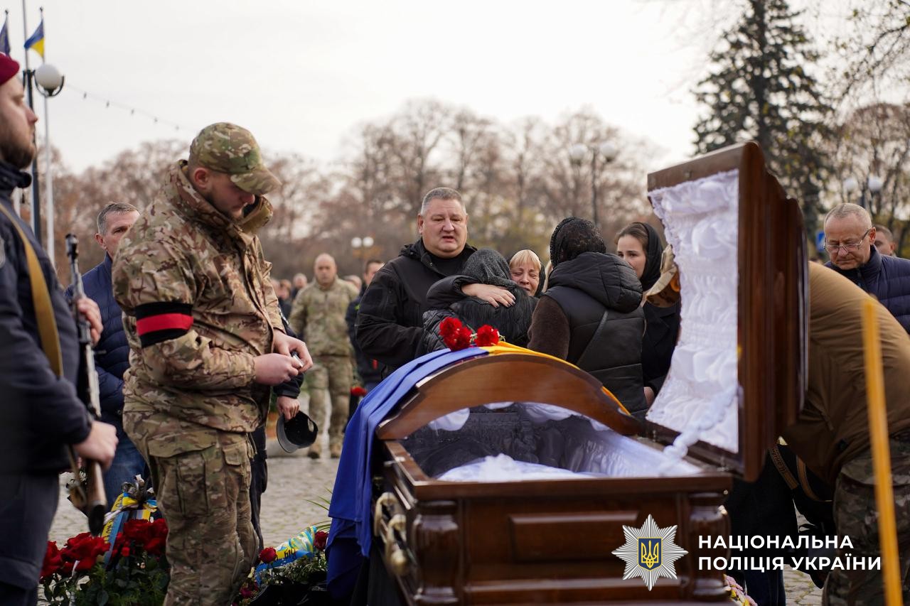 Прощання із загиблим поліцейським Юрієм Василиженком в Ужгороді.