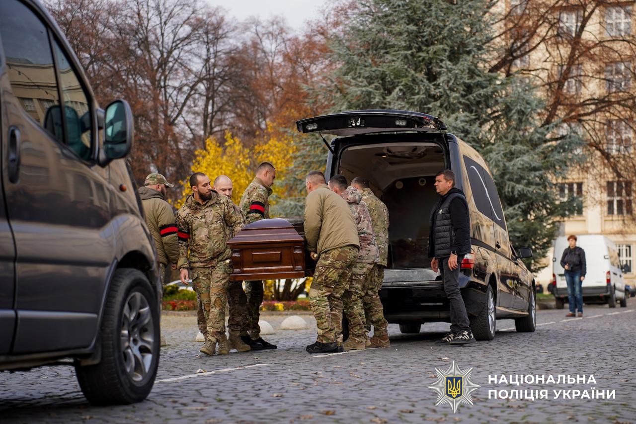 Прощання із загиблим поліцейським Юрієм Василиженком в Ужгороді.