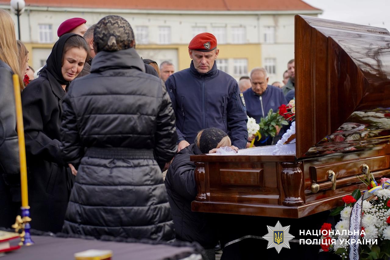 Прощання із загиблим поліцейським Юрієм Василиженком в Ужгороді.