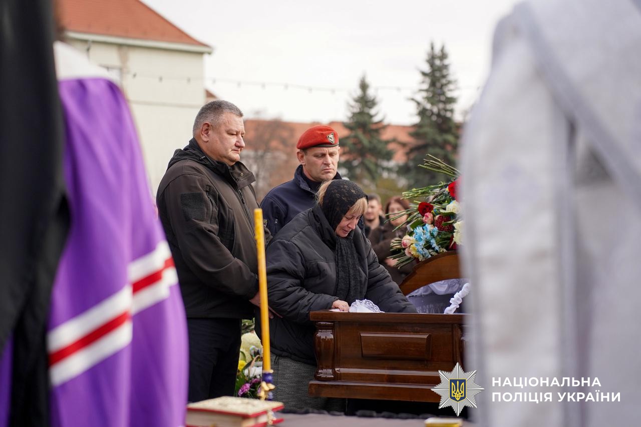 Прощання із загиблим поліцейським Юрієм Василиженком в Ужгороді.