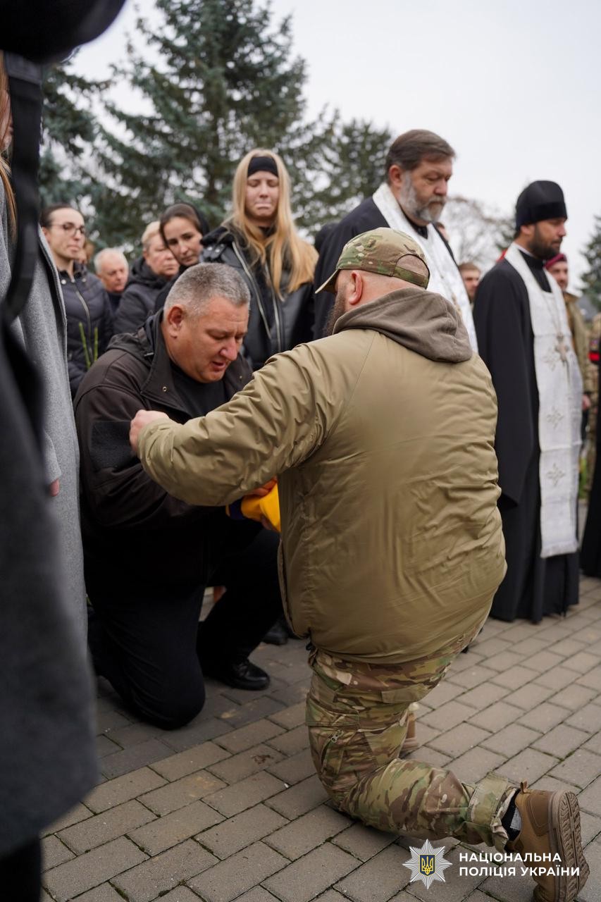 Прощання із загиблим поліцейським Юрієм Василиженком в Ужгороді.
