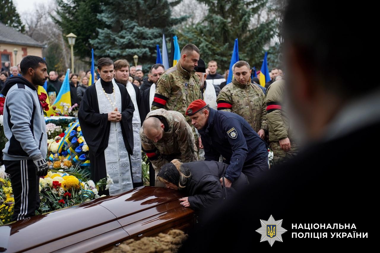 Прощання із загиблим поліцейським Юрієм Василиженком в Ужгороді.