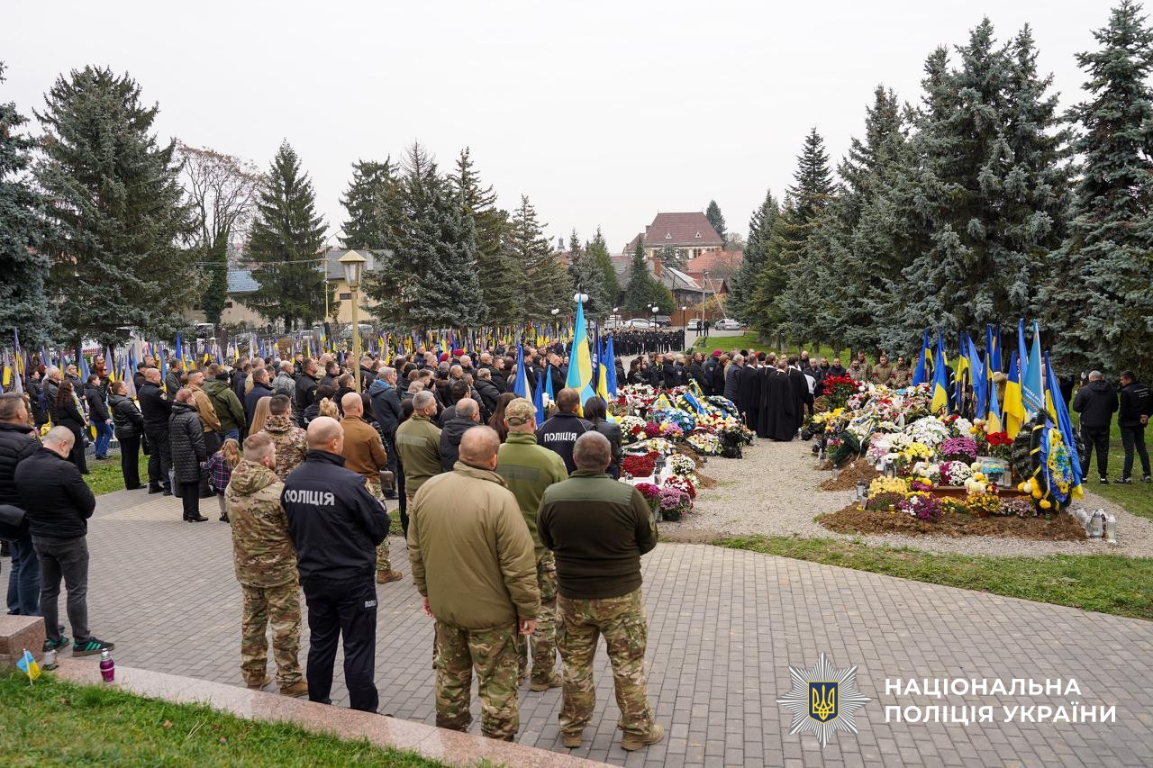 Прощання із загиблим поліцейським Юрієм Василиженком в Ужгороді.