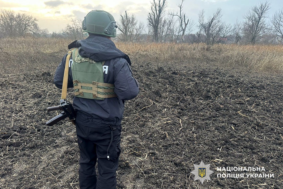 Поліцейський документує результати обстрілів