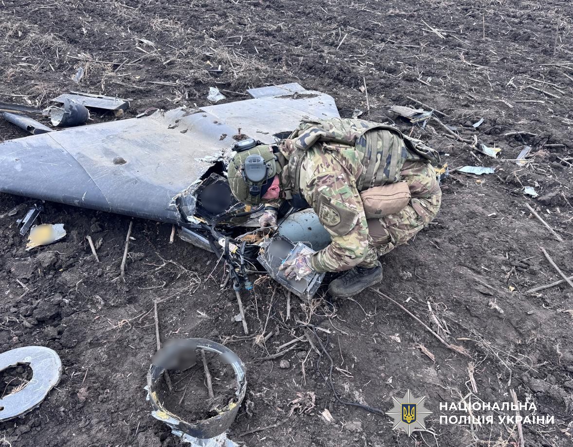 вибухотехнік працює на місці виявлення бойової частини ворожого дрона