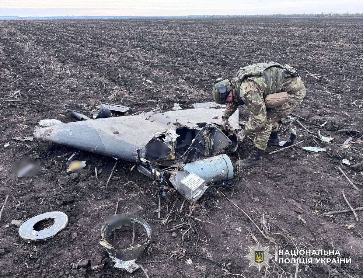 вибухотехнік працює на місці виявлення бойової частини ворожого дрона