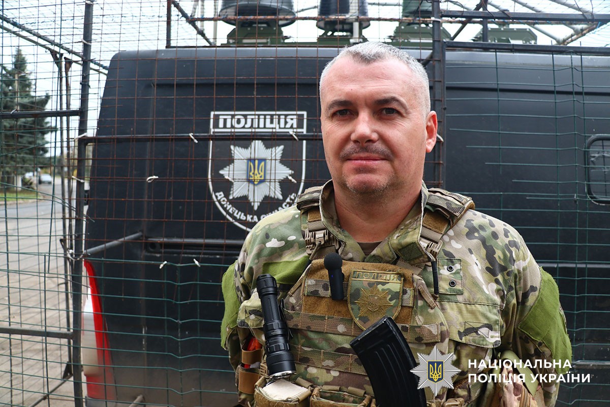 Поліцейський проводить евакуацію