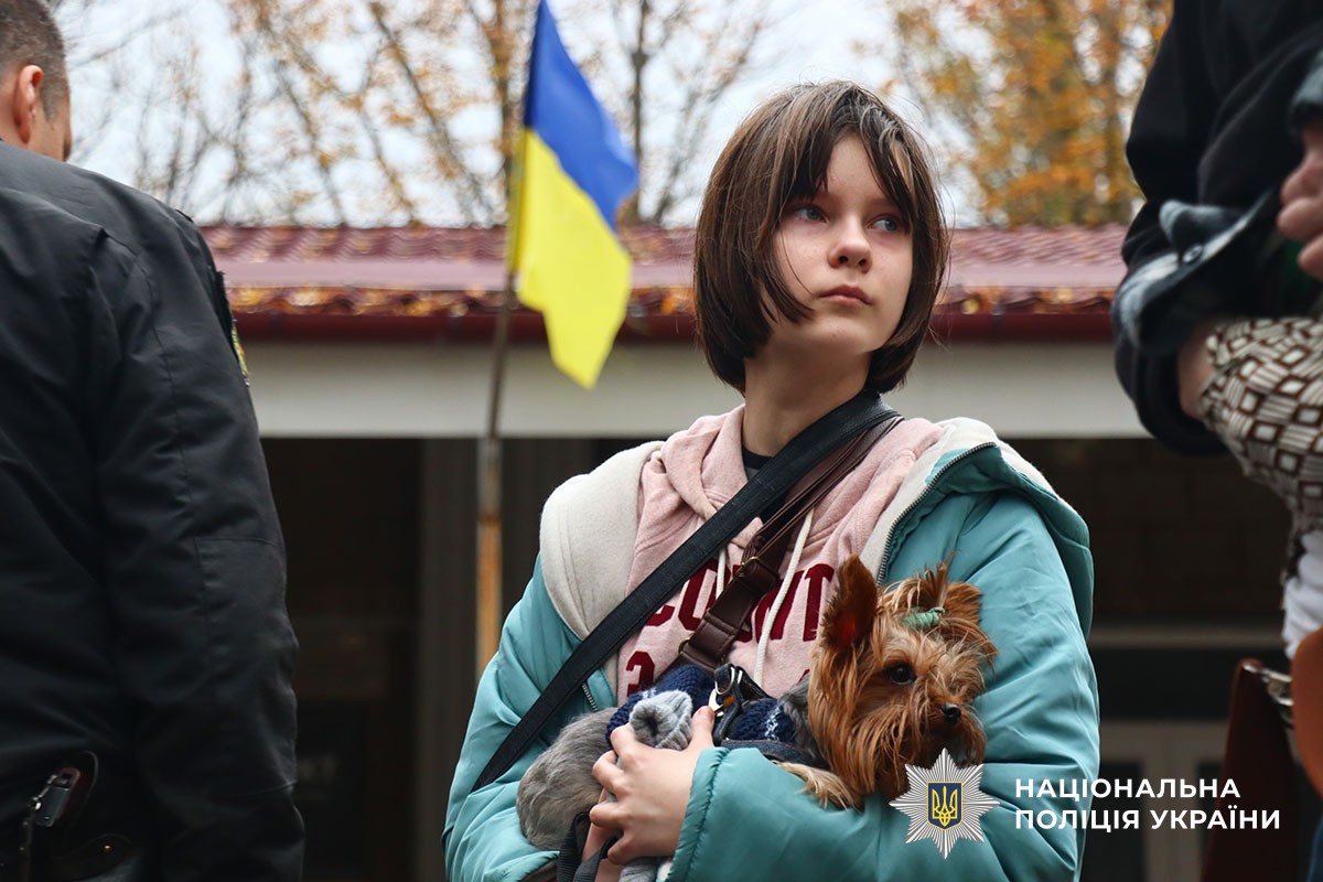 Евакуйована дівчинка