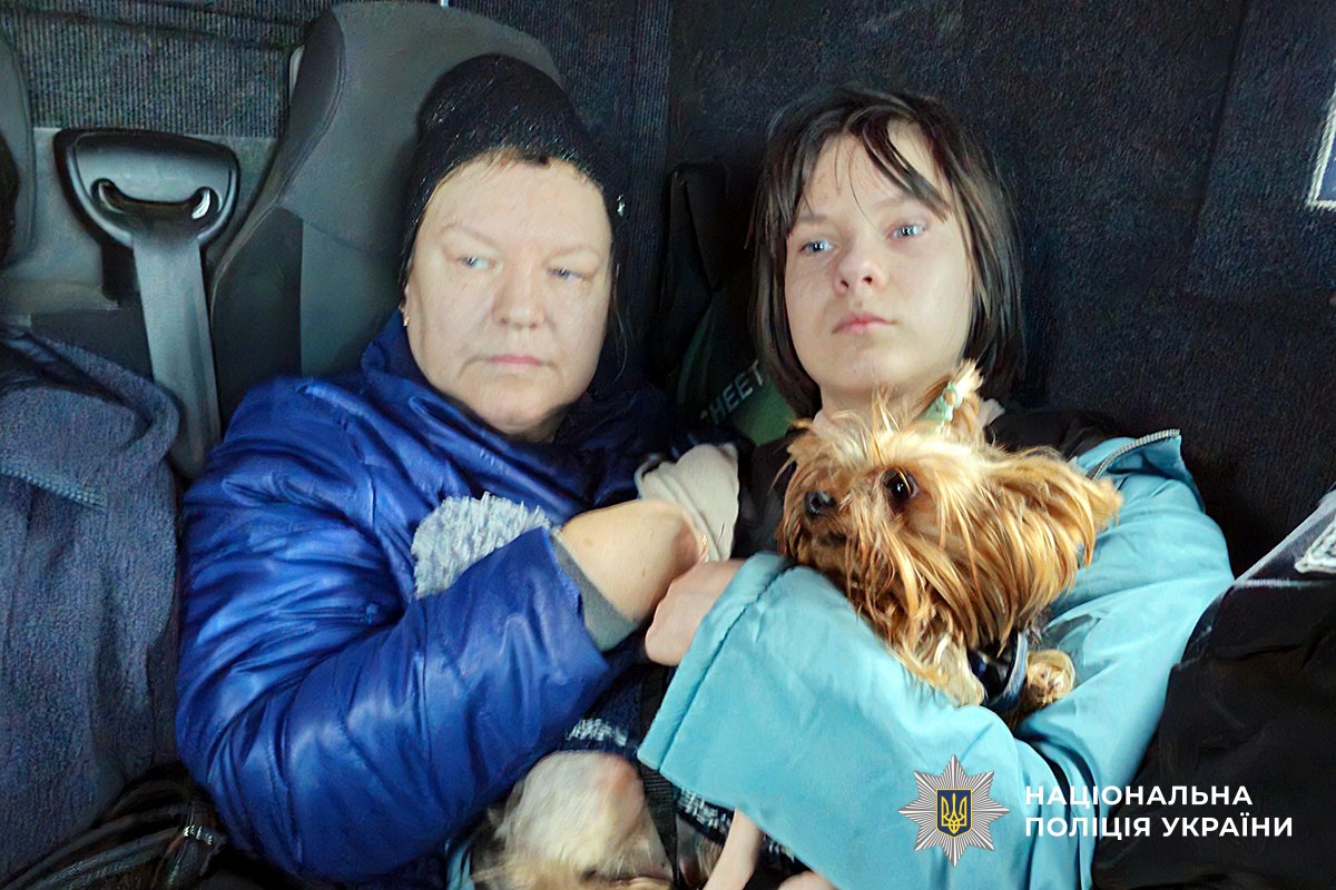 Жінка та її донька евакуюються з Костянтинівки