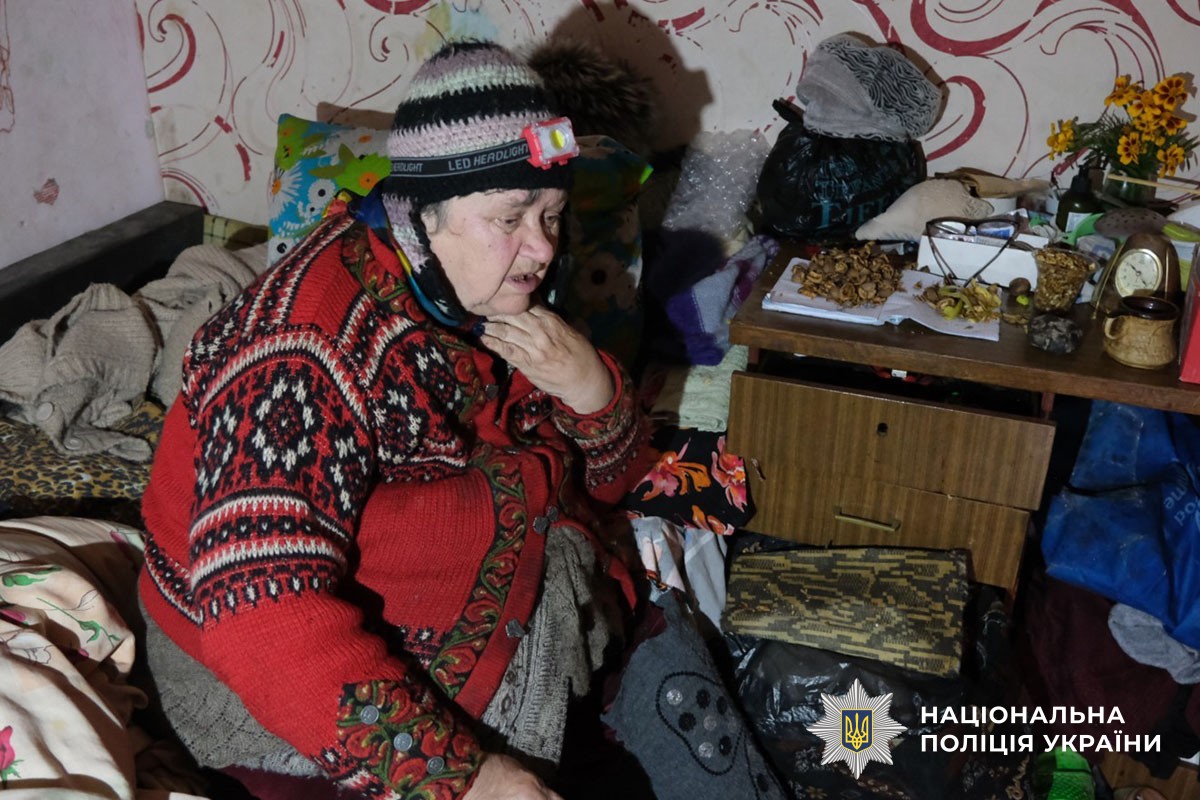 Жінка, яку евакуюють