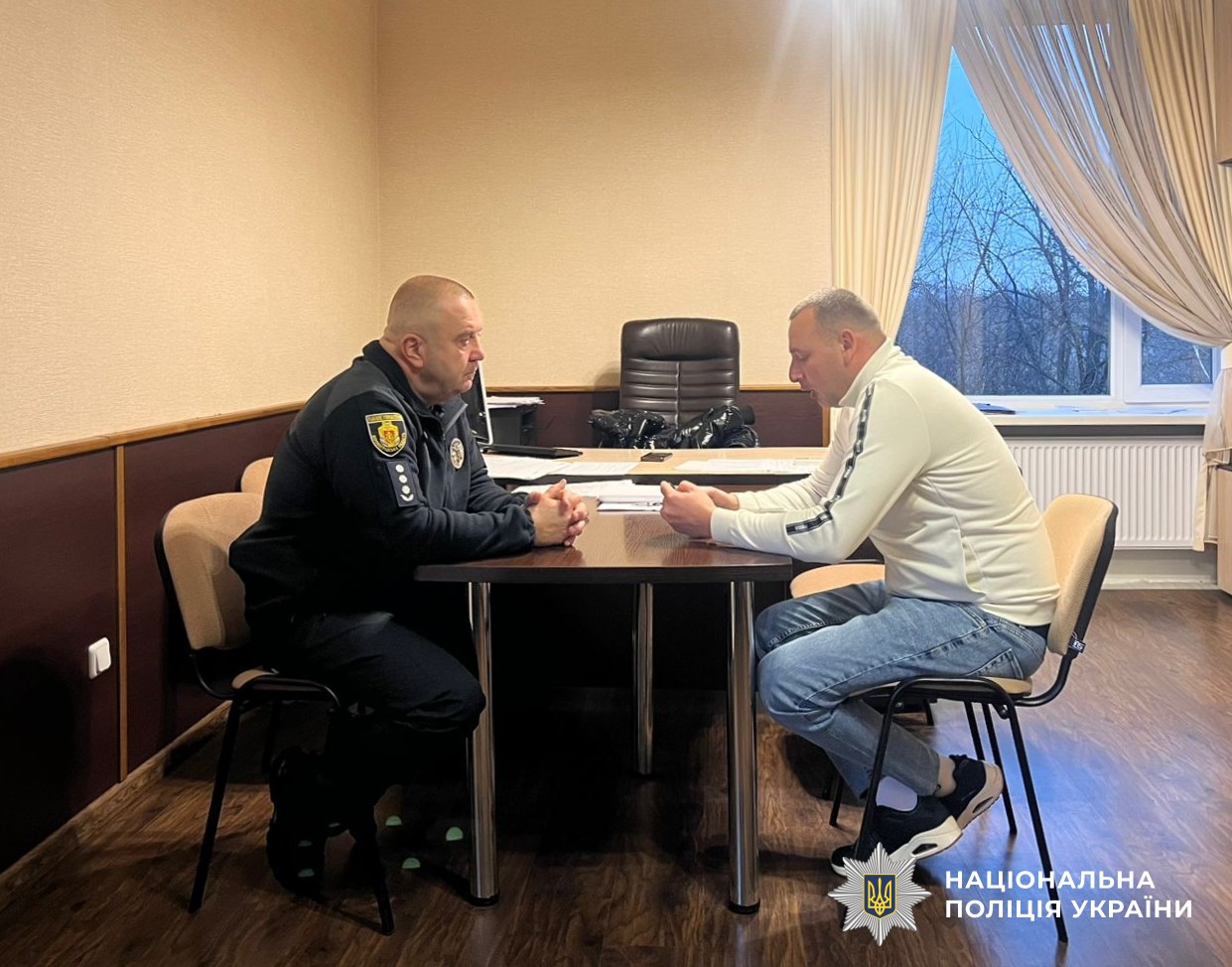 керівник поліції проводить прийом