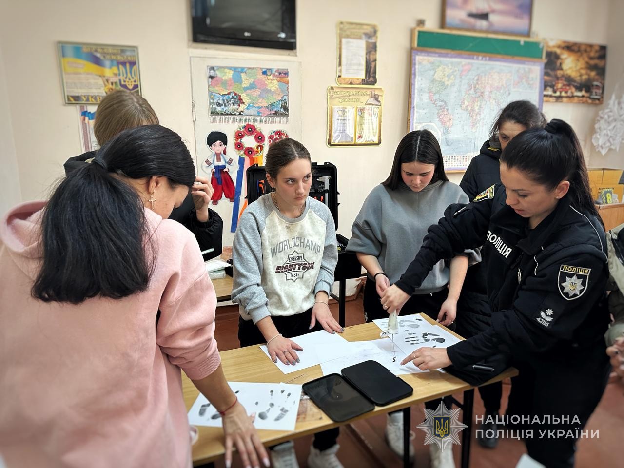 Поліцейська працює з учнями