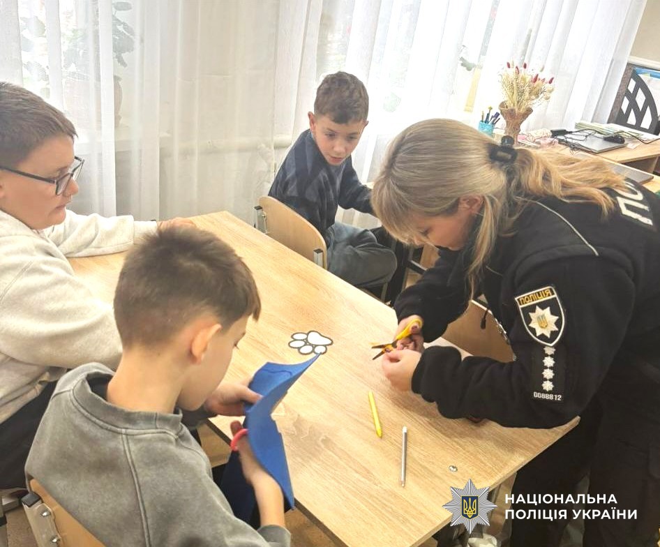 діти разом із поліцейською виготовляють флікери