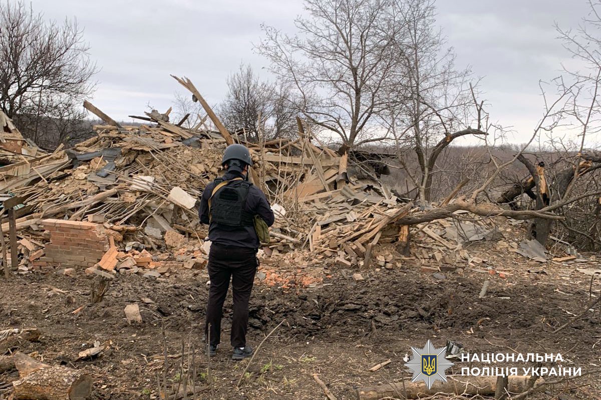 Поліцейський документує наслідки обстрілу