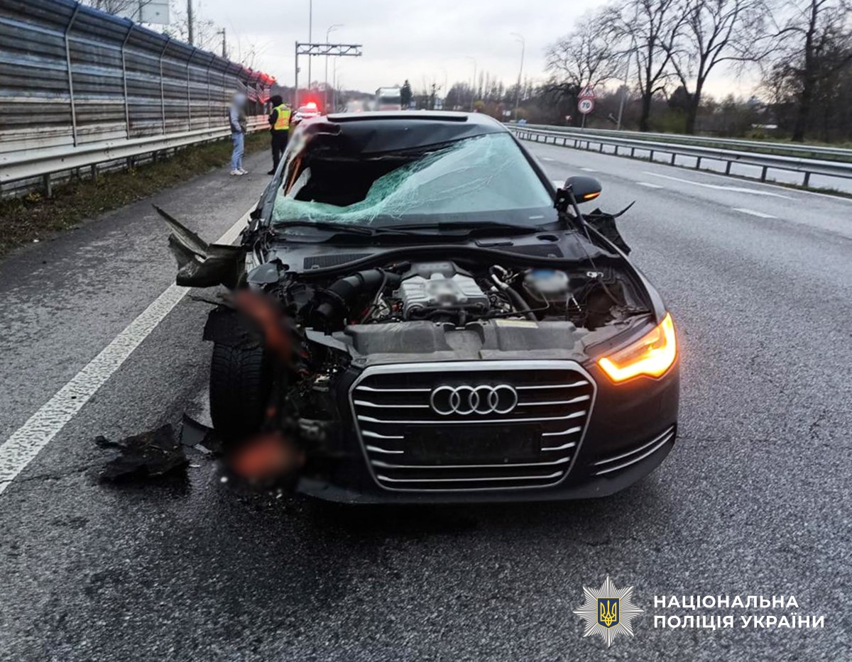 Пошкоджений автомобіль Audi.