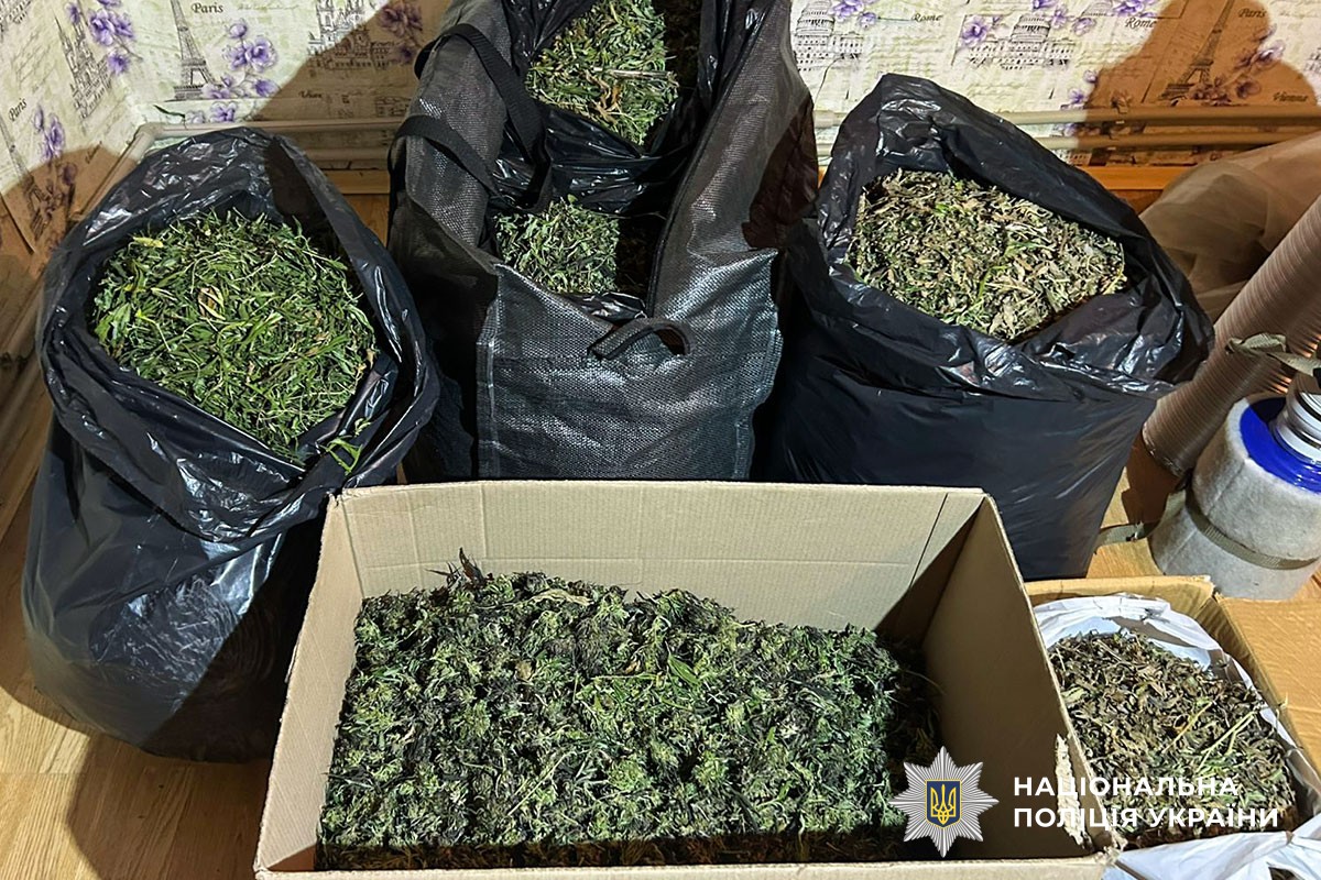 На Полтавщині поліцейські затримали групу осіб, які збували наркотики в особливо великих розмірах
