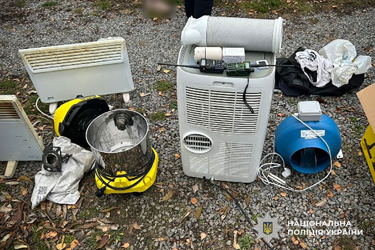 На Полтавщині поліцейські затримали групу осіб, які збували наркотики в особливо великих розмірах