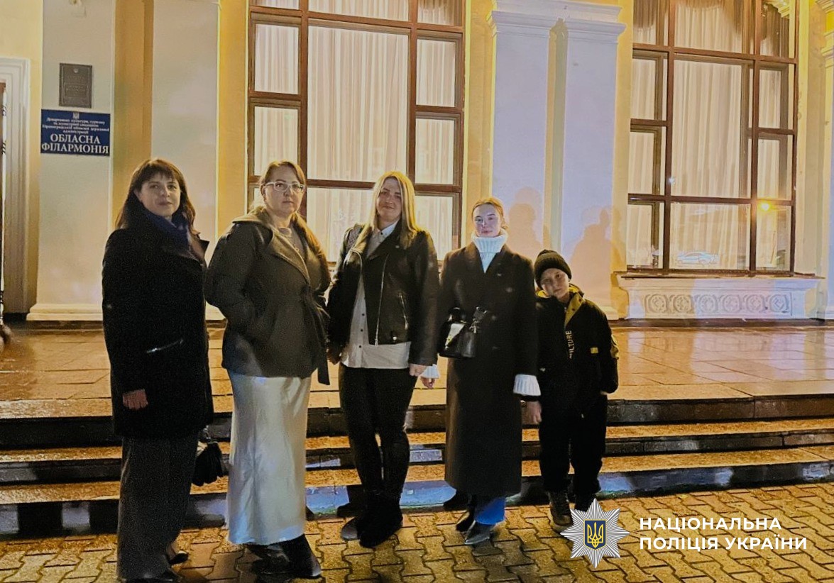 родини захисників біля філармонії