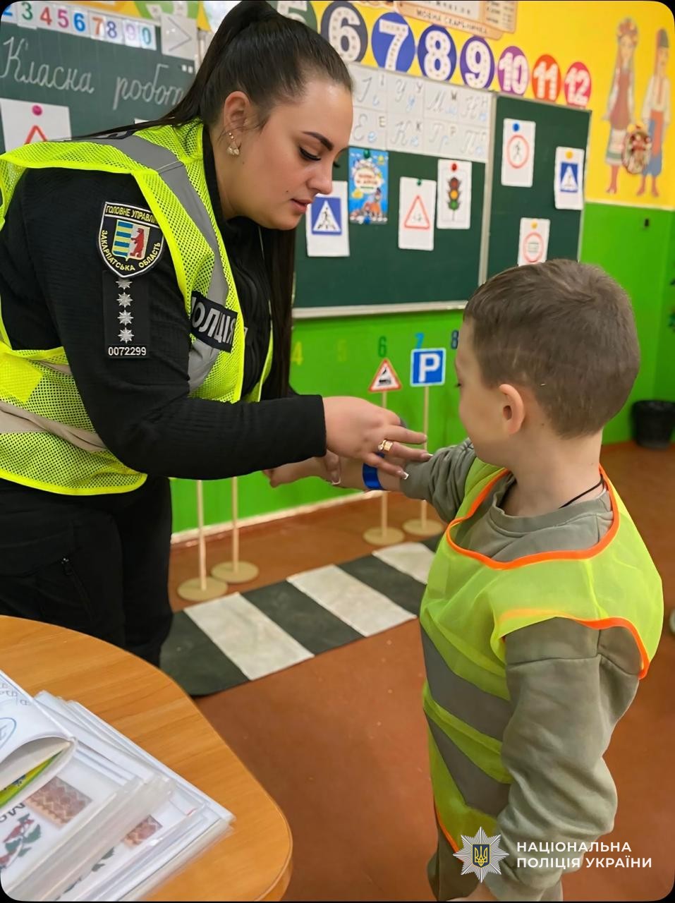 Інспектори служби освітньої безпеки поліції Закарпаття навчають дітей безпеці дорожнього руху