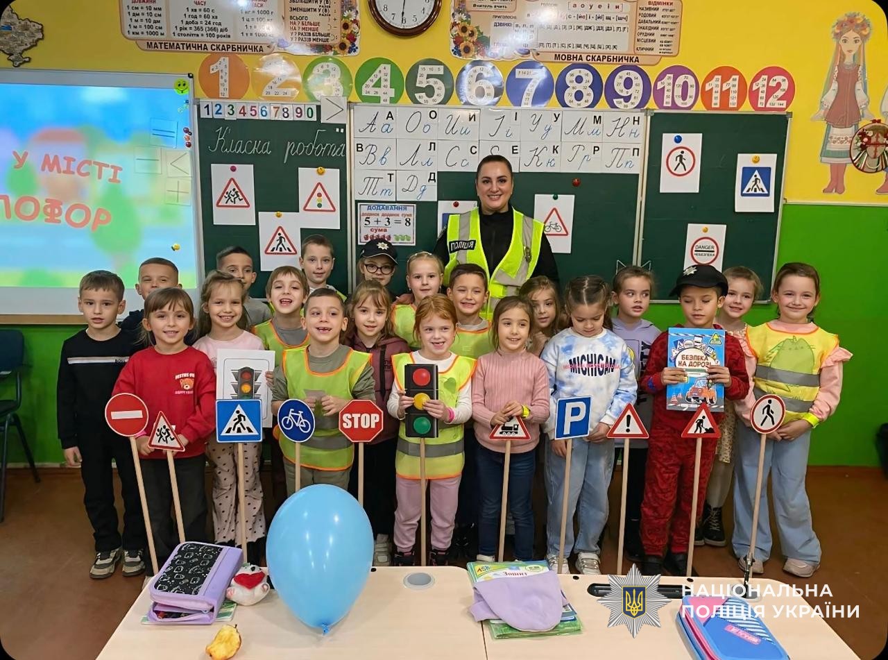 Інспектори служби освітньої безпеки поліції Закарпаття навчають дітей безпеці дорожнього руху