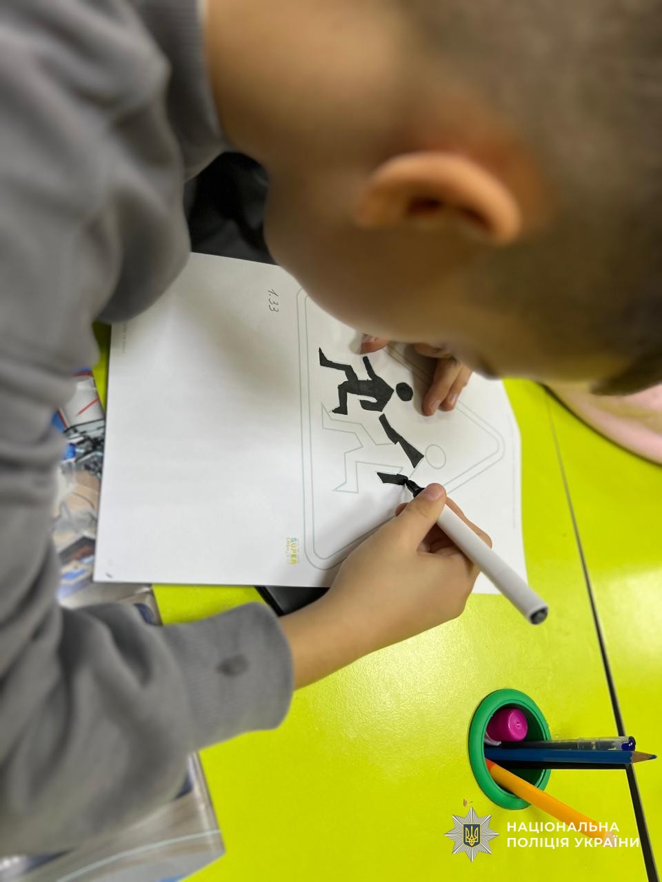 Інспектори служби освітньої безпеки поліції Закарпаття навчають дітей безпеці дорожнього руху