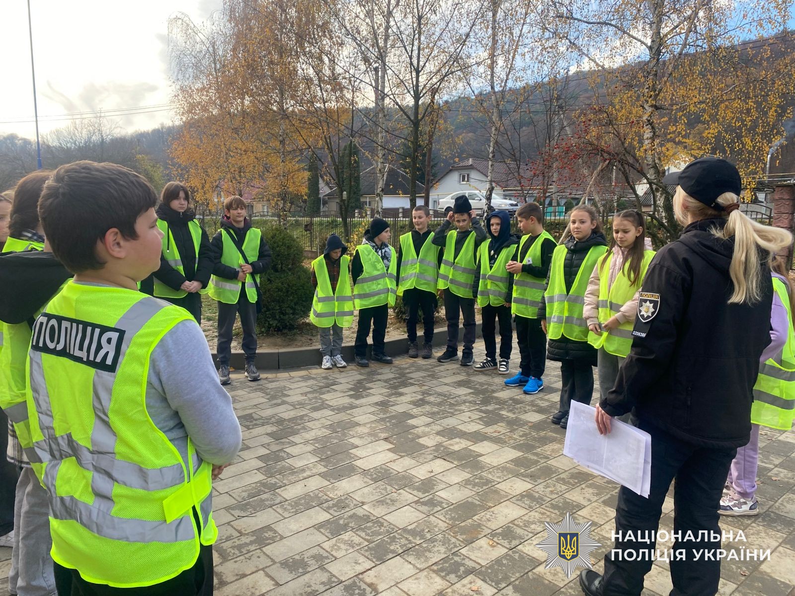 Інспектори служби освітньої безпеки поліції Закарпаття навчають дітей безпеці дорожнього руху