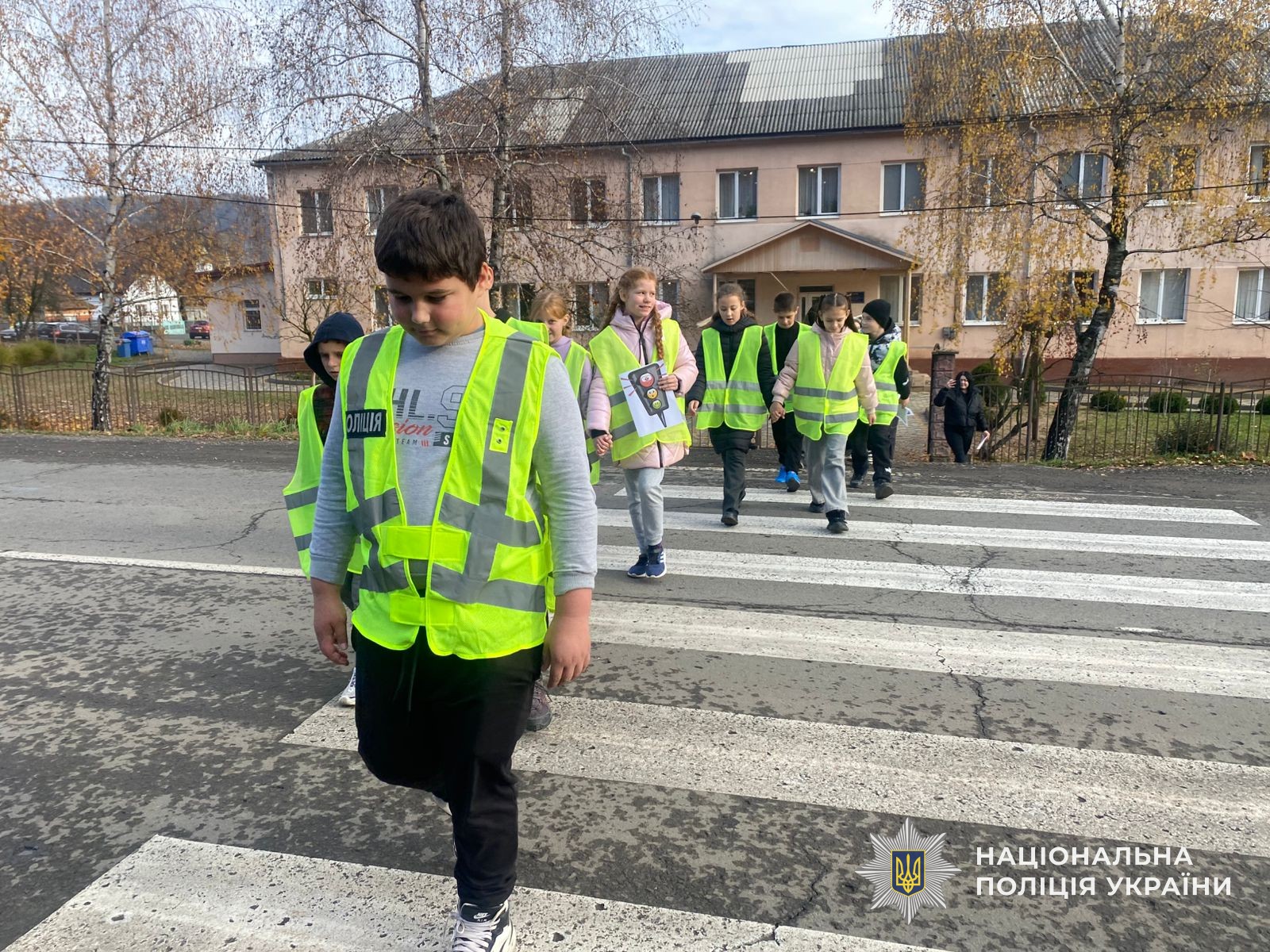 Інспектори служби освітньої безпеки поліції Закарпаття навчають дітей безпеці дорожнього руху